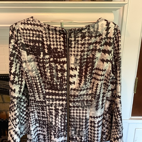 Calvin Klein bell sleeve dress.‎ Worn twice. 129 retail - Picture 4 of 6